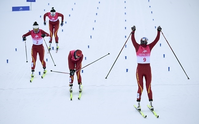 2月8日，李磊（右一）沖過終點后慶祝奪冠。新華社記者 張龍攝