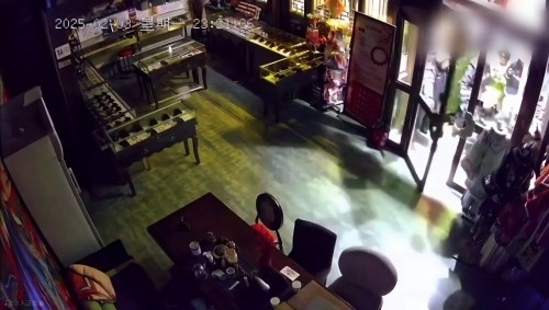 網傳“破門亮燈”畫面。網絡視頻截圖