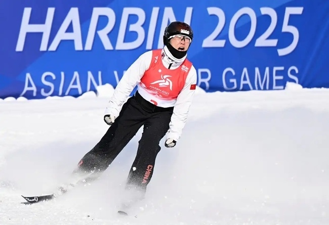 2月9日，徐夢(mèng)桃在完成動(dòng)作后慶祝。新華社記者 夏一方攝