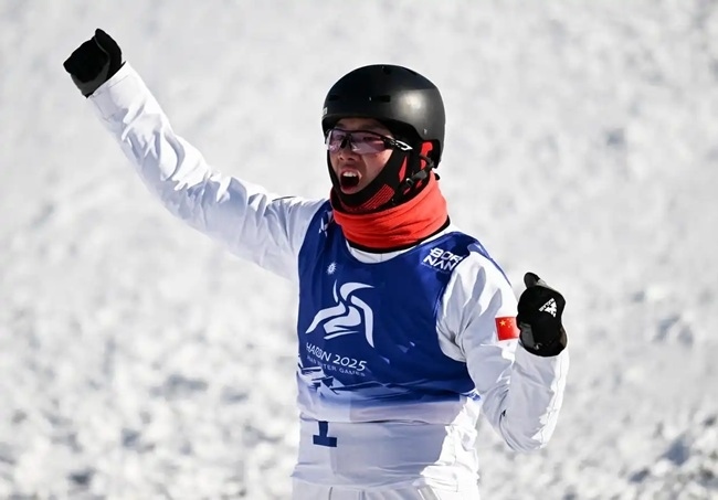 2月9日，李心鵬在比賽后慶祝。新華社記者 夏一方攝