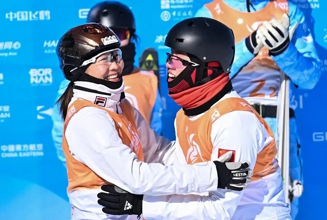 2月10日，中國(guó)隊(duì)選手李心鵬（前右）與徐夢(mèng)桃慶祝。新華社記者 楊晨光攝