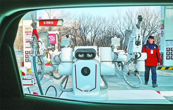 智能加油機器人在加能站工作。受訪者供圖