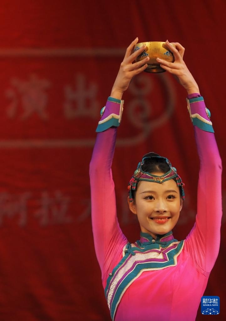 2月11日，在哈薩克斯坦阿拉木圖的阿拜國(guó)家歌劇和芭蕾舞劇院，中國(guó)演員表演舞蹈。新華社記者 趙宇 攝