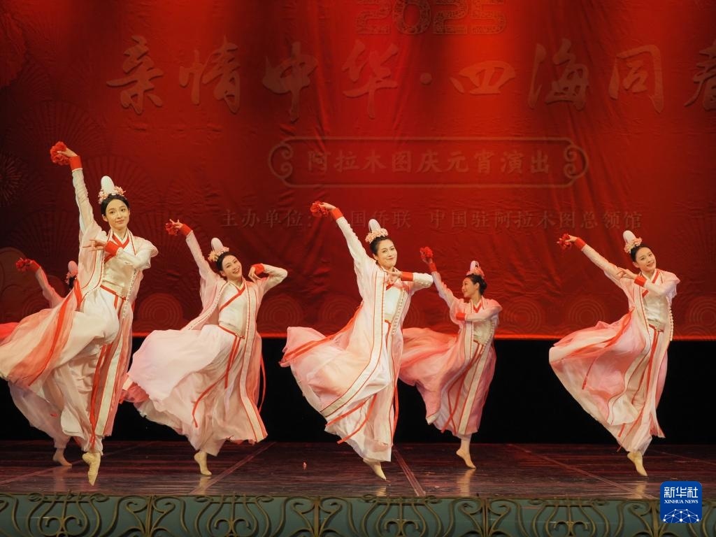 2月11日，在哈薩克斯坦阿拉木圖的阿拜國(guó)家歌劇和芭蕾舞劇院，中國(guó)演員表演舞蹈《元日霓裳》。新華社記者 趙宇 攝