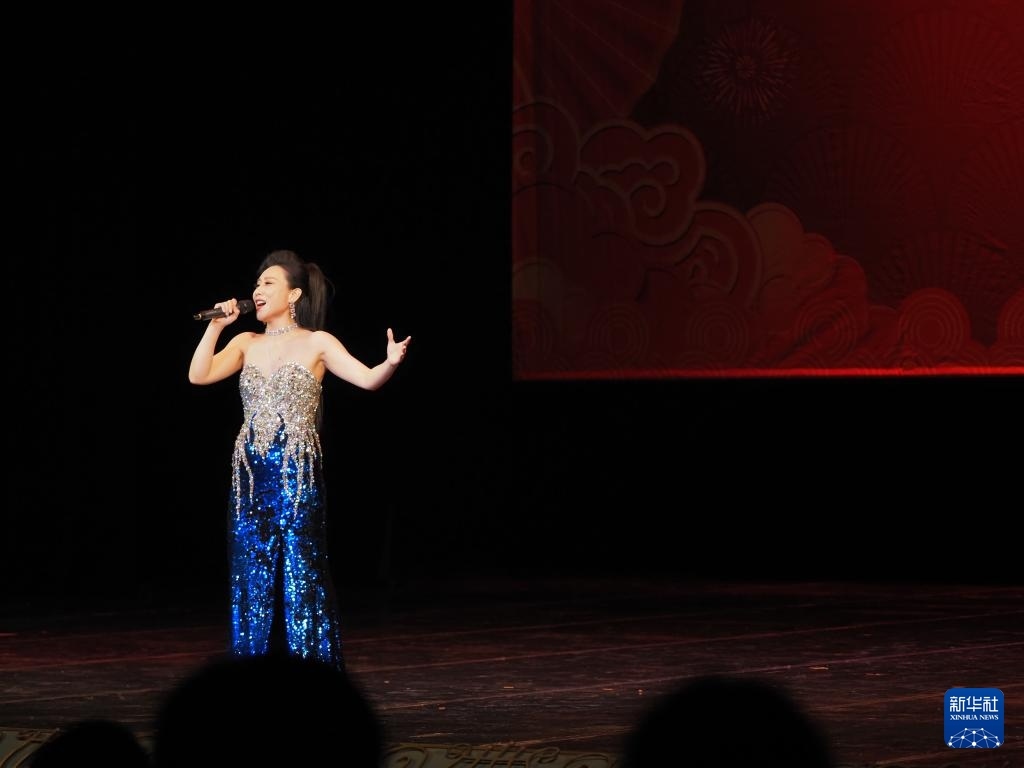 2月11日，歌手在哈薩克斯坦阿拉木圖的阿拜國(guó)家歌劇和芭蕾舞劇院演唱歌曲。新華社記者 趙宇 攝