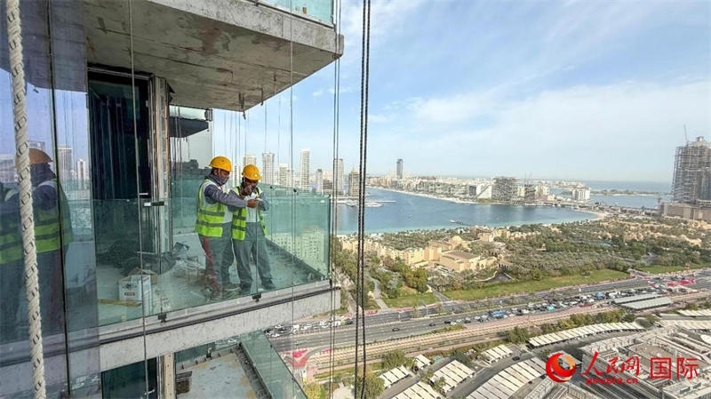 工人正在高層作業(yè)。人民網(wǎng)塔里克·易卜拉欣攝