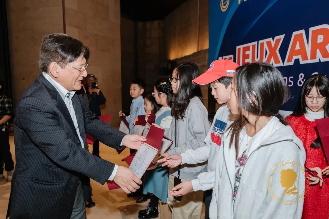 圖2：亞丁為獲獎(jiǎng)兒童頒發(fā)證書。法中交流促進(jìn)會(huì)供圖