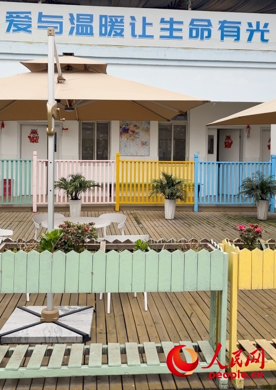 為讓“老小孩”住著開心，南泉鎮(zhèn)衛(wèi)生院設(shè)計(jì)成幼兒園風(fēng)格。人民網(wǎng) 陳葉欣攝