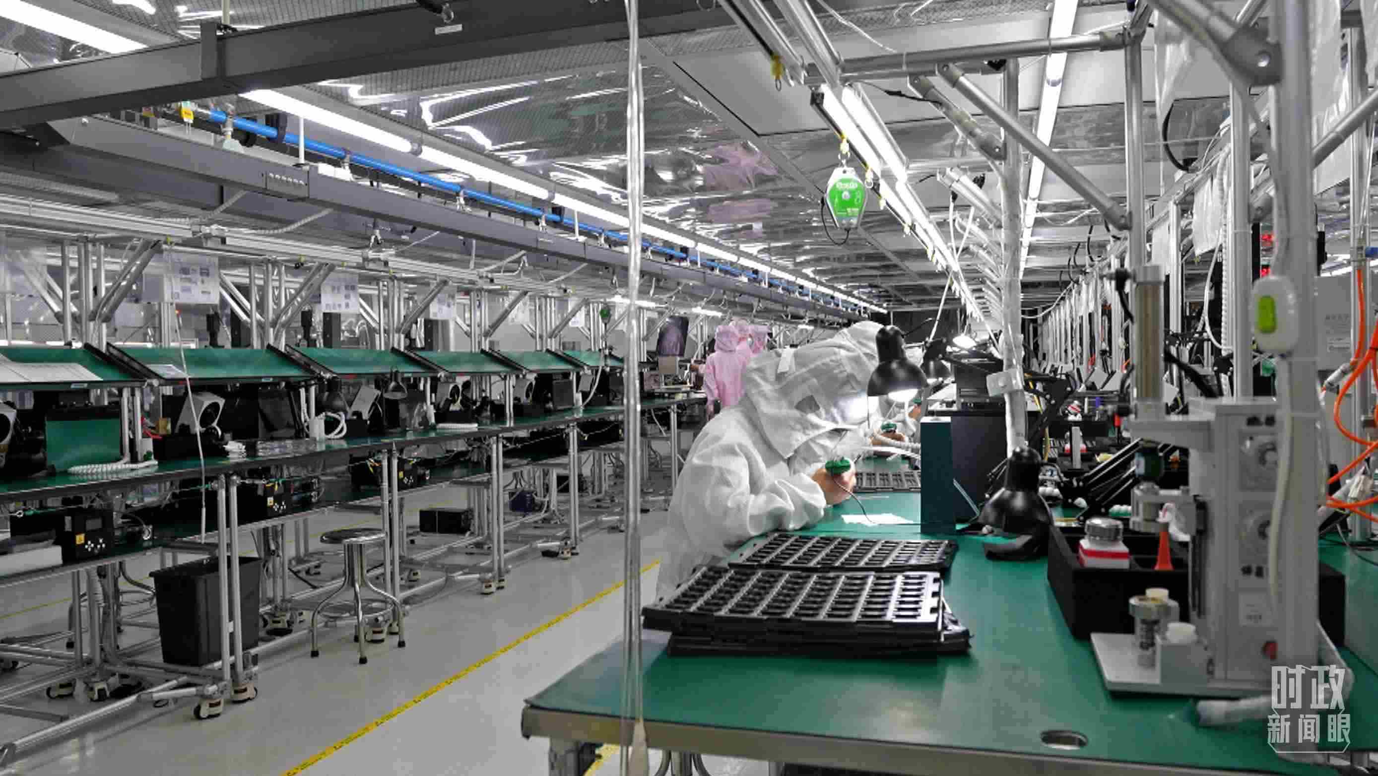 △四川省宜賓市極米光電有限公司的無塵車間光機(jī)組裝線。（總臺央視記者范學(xué)禹拍攝）