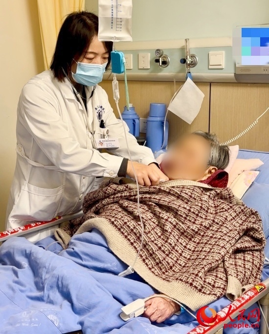 廖澤燕為張婆婆聽診。人民網(wǎng)記者 金慧慧攝