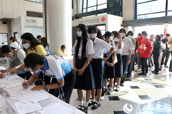 獻(xiàn)血者排隊(duì)填寫(xiě)報(bào)名表。朱瀟逸攝