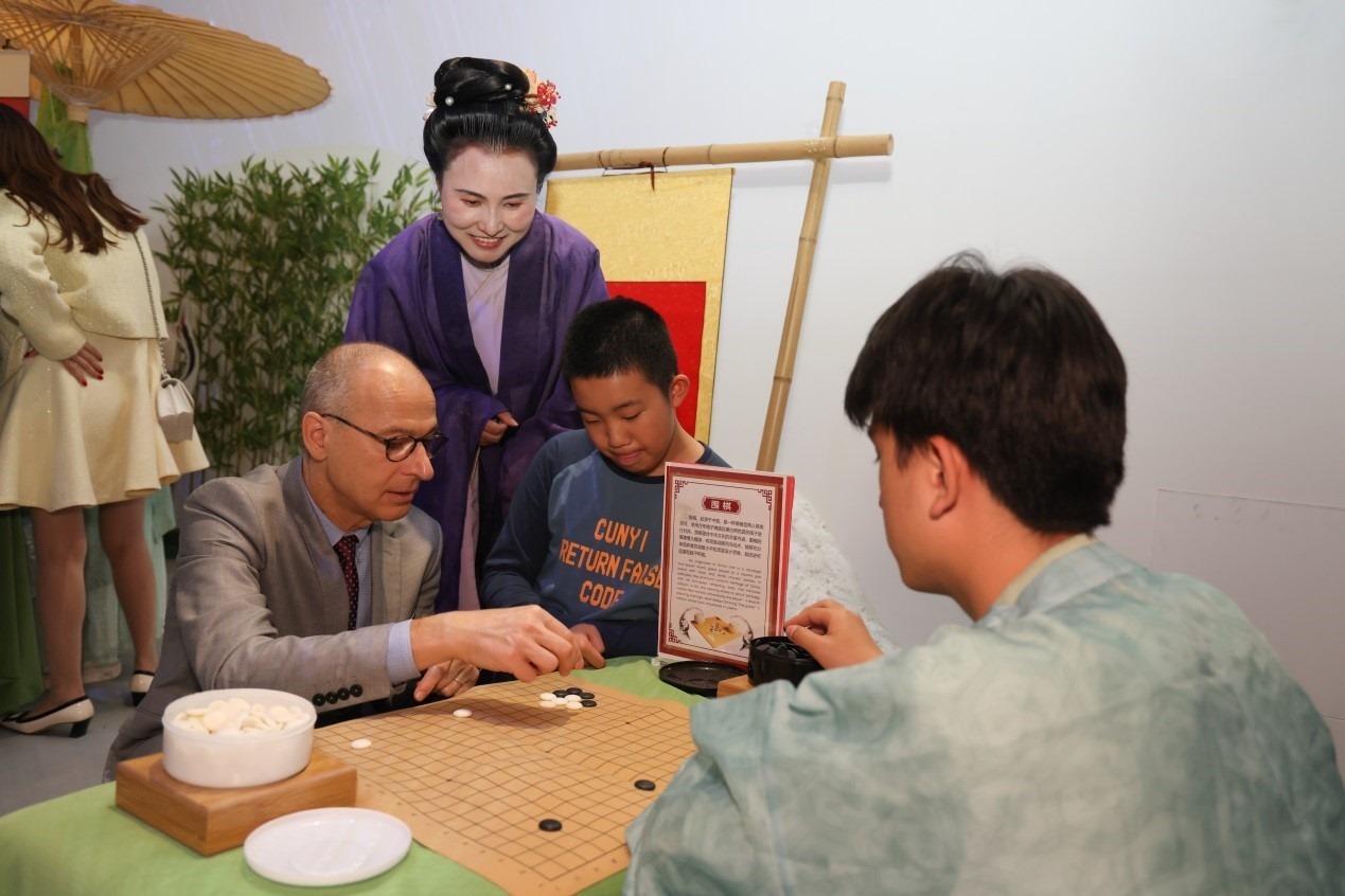 嘉賓體驗圍棋對弈。人民網(wǎng)記者 任皓宇攝
