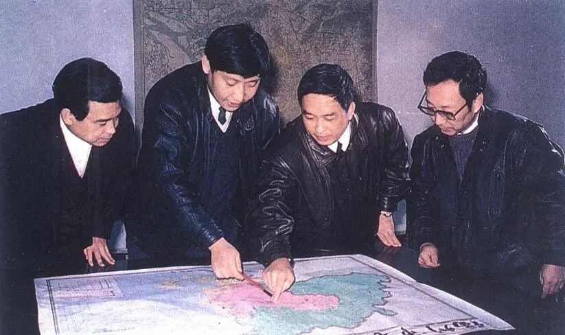 1991年12月，習(xí)近平與同事討論福州市戰(zhàn)略規(guī)劃設(shè)想。（圖源：《習(xí)近平在福州》）