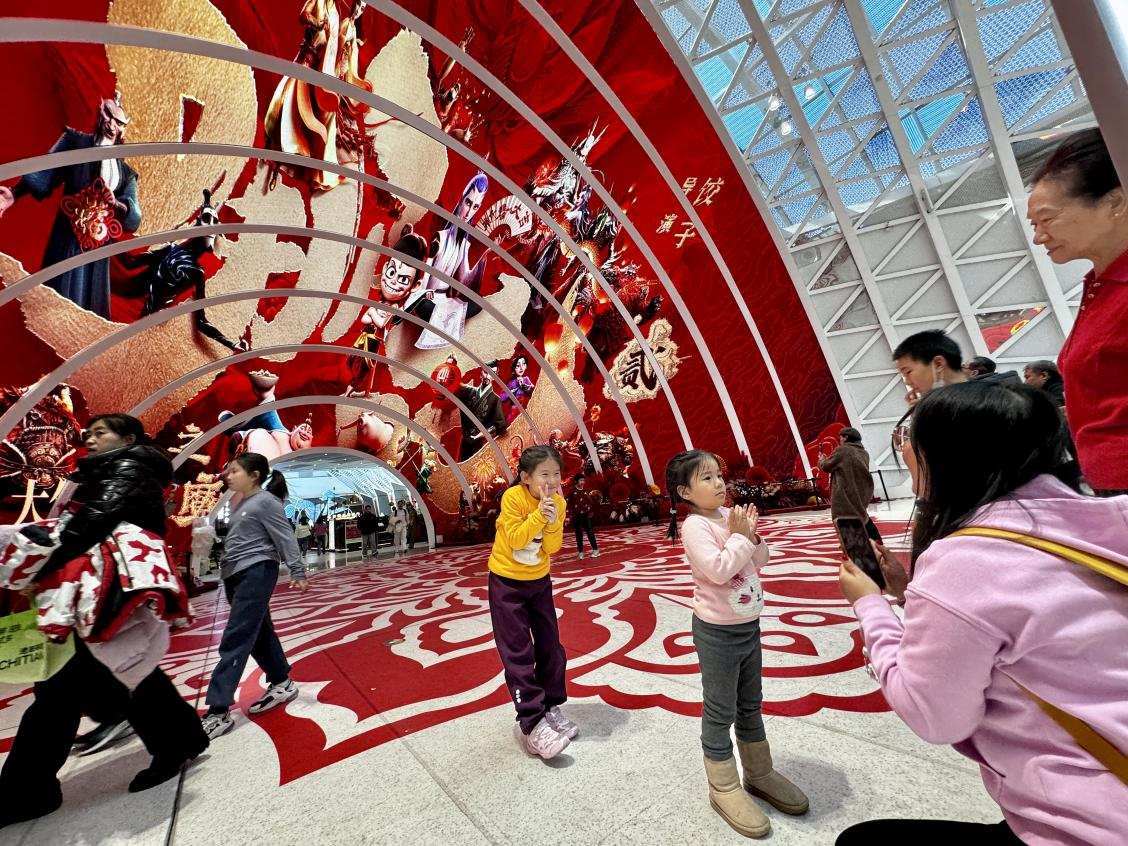 乙巳蛇年春節(jié)期間，影迷在《哪吒之魔童鬧?！肪薹笄芭恼沾蚩ā? style=