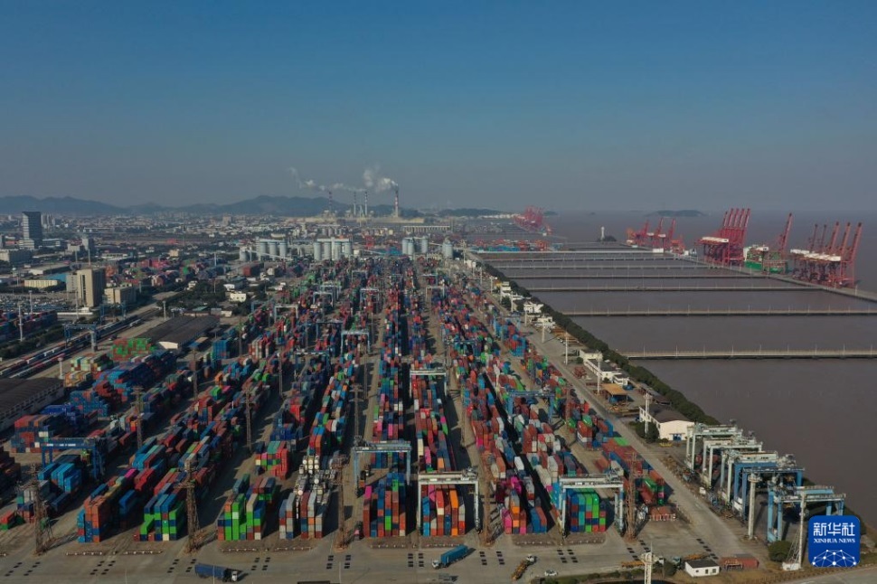  1月24日拍攝的寧波舟山港北侖港區(qū)集裝箱碼頭。 新華社記者 黃宗治 攝