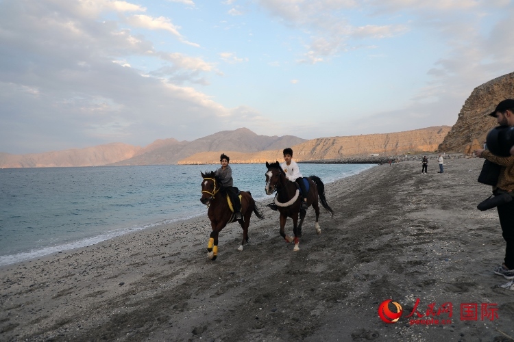 圖為游客在穆桑代姆一處海灘公園休閑玩耍。人民網(wǎng)記者 沈小曉攝