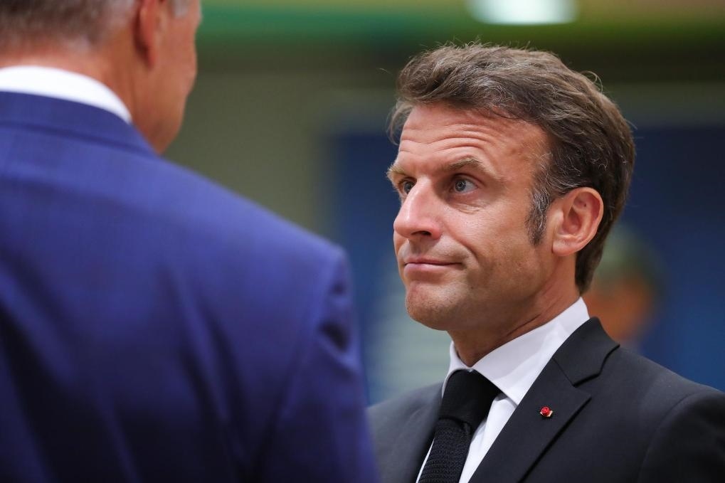 2023年6月29日，在比利時(shí)布魯塞爾，法國總統(tǒng)馬克龍（右）準(zhǔn)備出席歐盟峰會(huì)。新華社記者鄭煥松攝