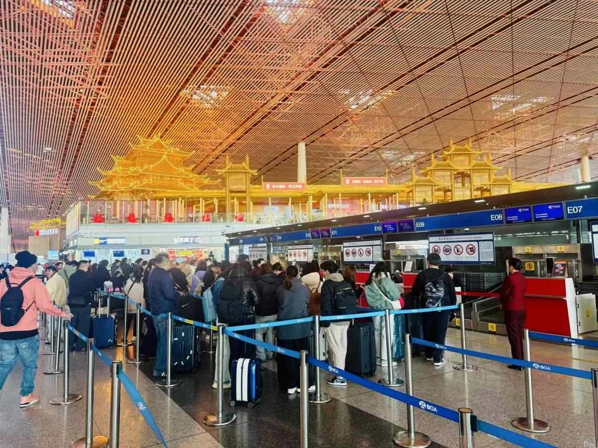 旅客在首都機(jī)場(chǎng)值機(jī)柜臺(tái)辦理乘機(jī)手續(xù)。人民網(wǎng)記者 喬雪峰攝