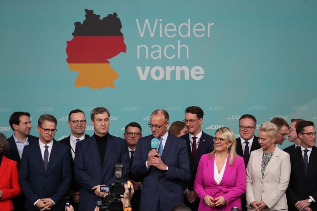 2月23日，在德國(guó)柏林的基督教民主聯(lián)盟總部，聯(lián)盟黨總理候選人默茨（中）在出口民調(diào)顯示領(lǐng)先后接受祝賀。新華社記者杜哲宇攝