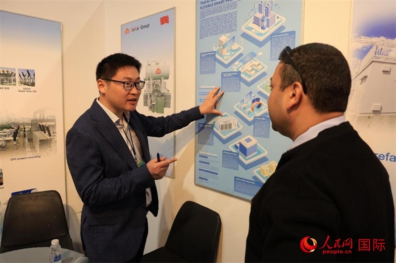 一名中國(guó)展商向嘉賓介紹產(chǎn)品。人民網(wǎng)伊納斯·易卜拉欣攝