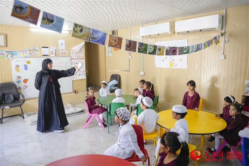 在庫(kù)姆扎爾的學(xué)校，老師正在給孩子們上課。人民網(wǎng) 塔里克·易卜拉欣攝