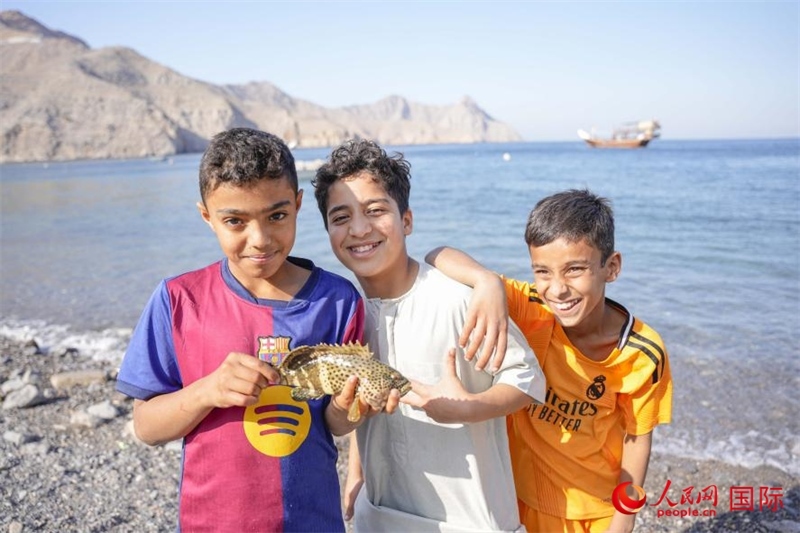 在海邊玩耍的孩子們。人民網(wǎng) 塔里克·易卜拉欣攝