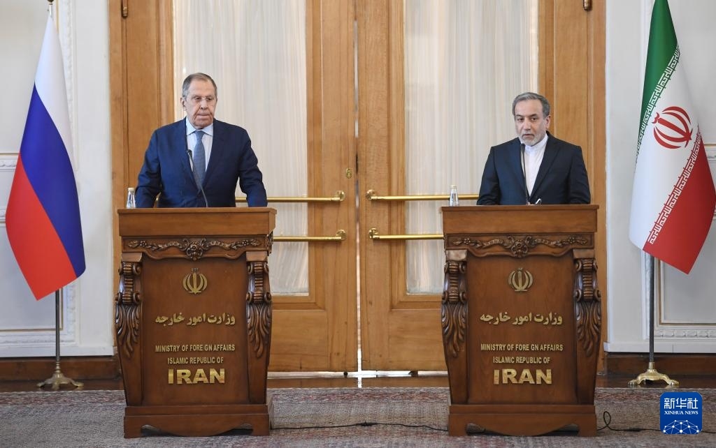 2月25日，在伊朗德黑蘭，伊朗外交部長阿拉格齊（右）與俄羅斯外長拉夫羅夫出席聯(lián)合新聞發(fā)布會。新華社記者 沙達(dá)提 攝