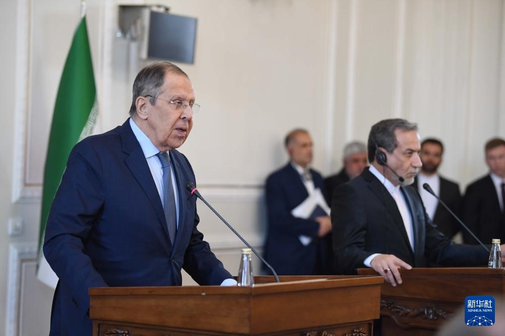 2月25日，在伊朗德黑蘭，俄羅斯外長拉夫羅夫（左）與伊朗外交部長阿拉格齊出席聯(lián)合新聞發(fā)布會。新華社記者 沙達(dá)提 攝