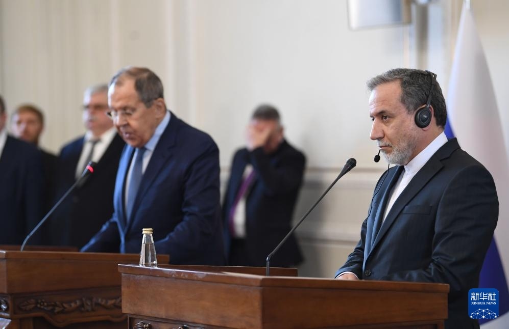 2月25日，在伊朗德黑蘭，伊朗外交部長阿拉格齊（右）與俄羅斯外長拉夫羅夫出席聯(lián)合新聞發(fā)布會。新華社記者 沙達(dá)提 攝