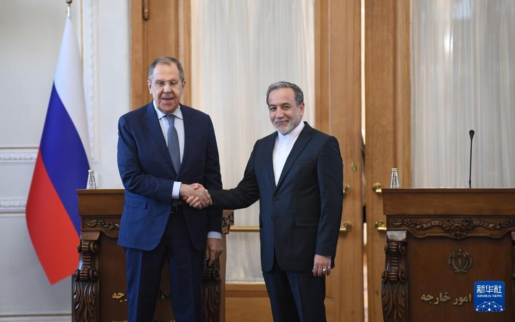 2月25日，在伊朗德黑蘭，伊朗外交部長阿拉格齊（右）與俄羅斯外長拉夫羅夫出席聯(lián)合新聞發(fā)布會。新華社記者 沙達(dá)提 攝