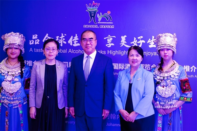 潘慶江總領事與王洪波秘書長合影。（南非貴州商會供圖）