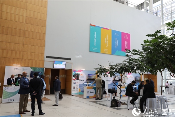 第5屆“共同金融”峰會在南非開普敦國際會議中心開幕。圖為與會嘉賓正在交談。人民網(wǎng)記者 戴楷然攝