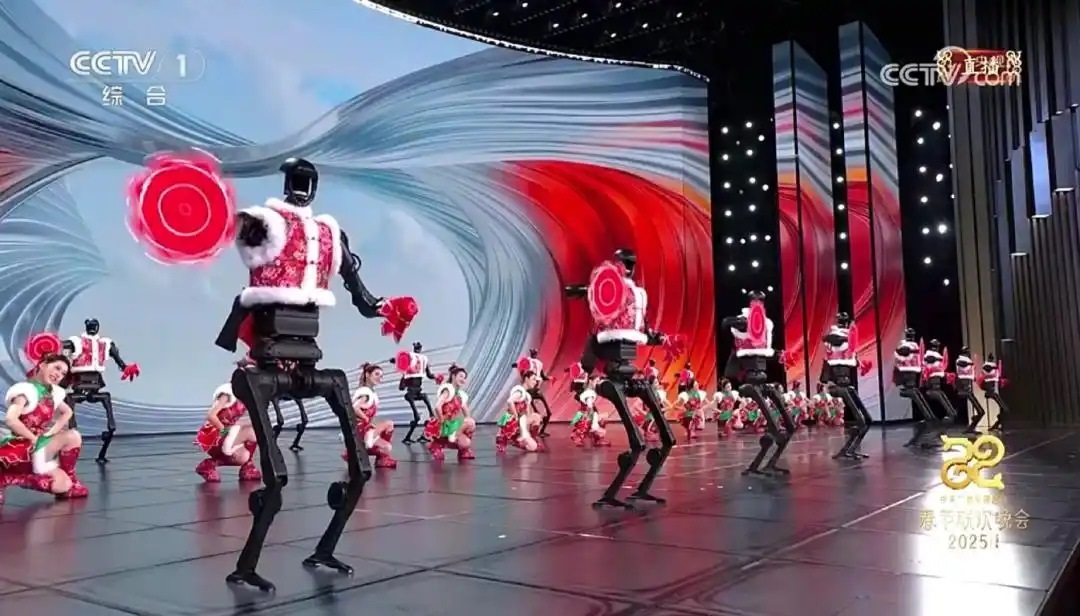 △今年春晚，宇樹科技人形機器人身穿東北特色的花棉襖扭秧歌，呈現(xiàn)出全新視覺效果。