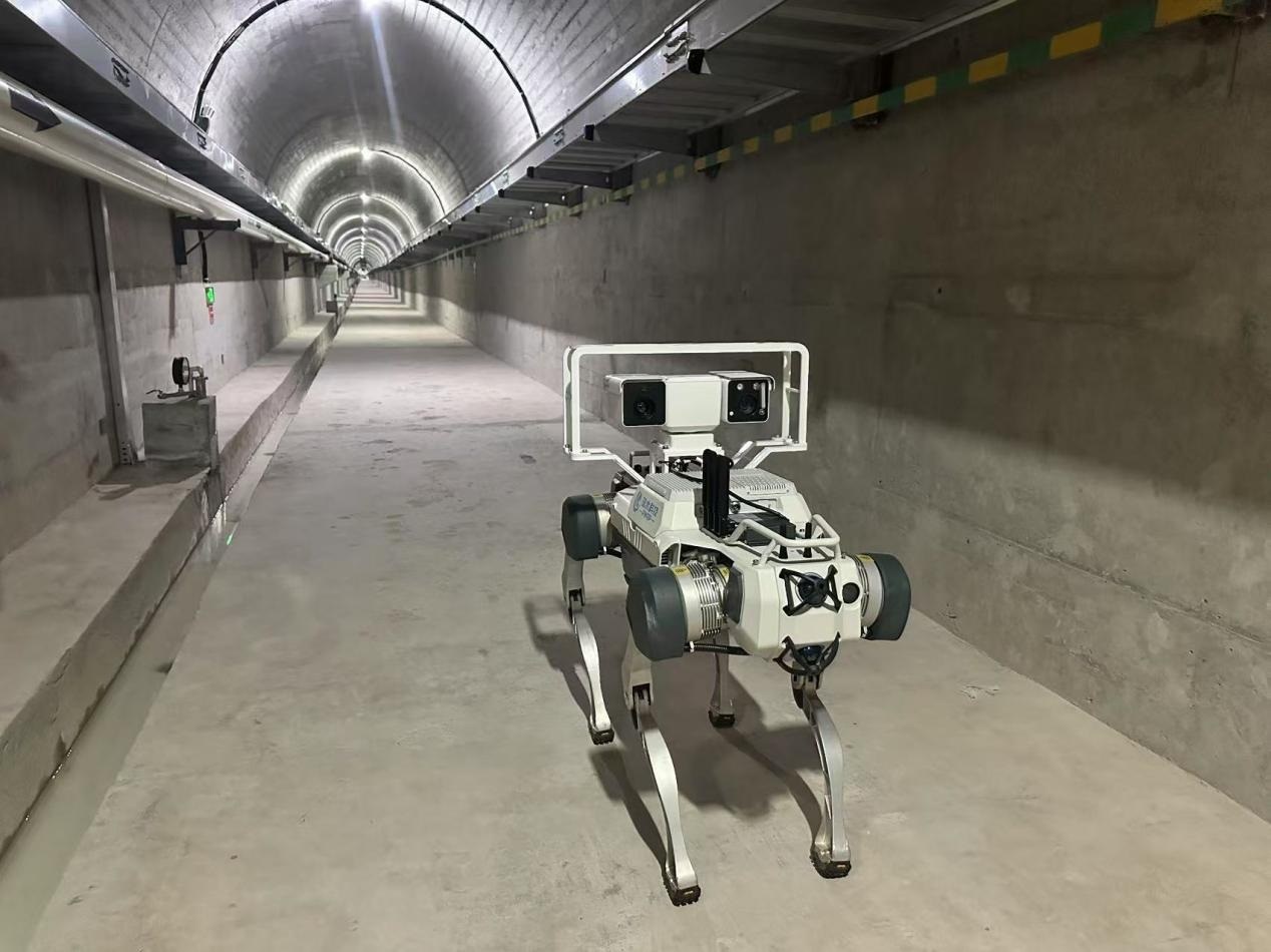 機(jī)器人正在對大壩廊道進(jìn)行巡檢，重點(diǎn)監(jiān)測裂縫，滲水點(diǎn)，積水等。水利部供圖