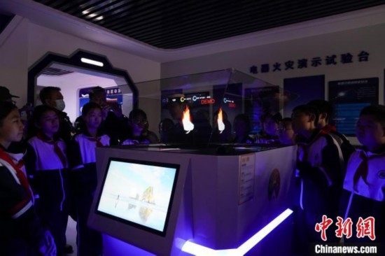 圖為學(xué)生們參觀道里區(qū)消防救援大隊(duì)消防科普體驗(yàn)館內(nèi)幻影成像燃燒三要素實(shí)驗(yàn)臺。中新社記者 趙宇航 攝