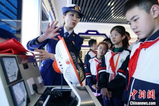 圖為學(xué)生們參觀道里區(qū)消防救援大隊(duì)消防科普體驗(yàn)館內(nèi)電器火災(zāi)演示實(shí)驗(yàn)臺。中新社記者 趙宇航 攝