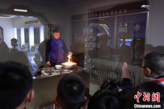 圖為學(xué)生們參觀道里區(qū)消防救援大隊(duì)消防科普體驗(yàn)館內(nèi)火場真實(shí)體驗(yàn)演示區(qū)。中新社記者 趙宇航 攝