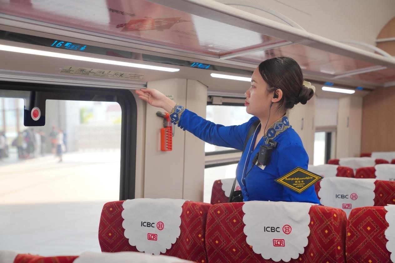 中老鐵路瀾滄號(hào)動(dòng)車組列車長(zhǎng)小麗正在進(jìn)行車廂檢查。老中鐵路有限公司供圖