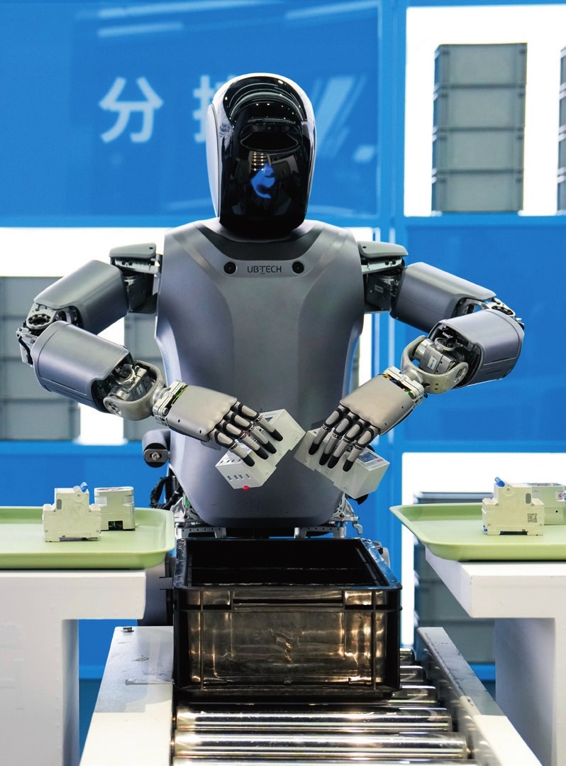 北京“機(jī)器人大世界”展示的優(yōu)必選人形機(jī)器人（2025年2月24日攝）。鞠煥宗攝/本刊