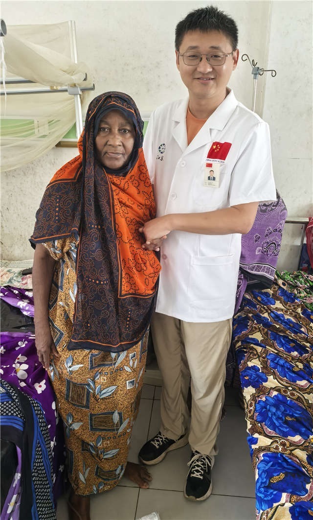 術(shù)后第二天患者即能站立。中國援桑醫(yī)療隊供圖