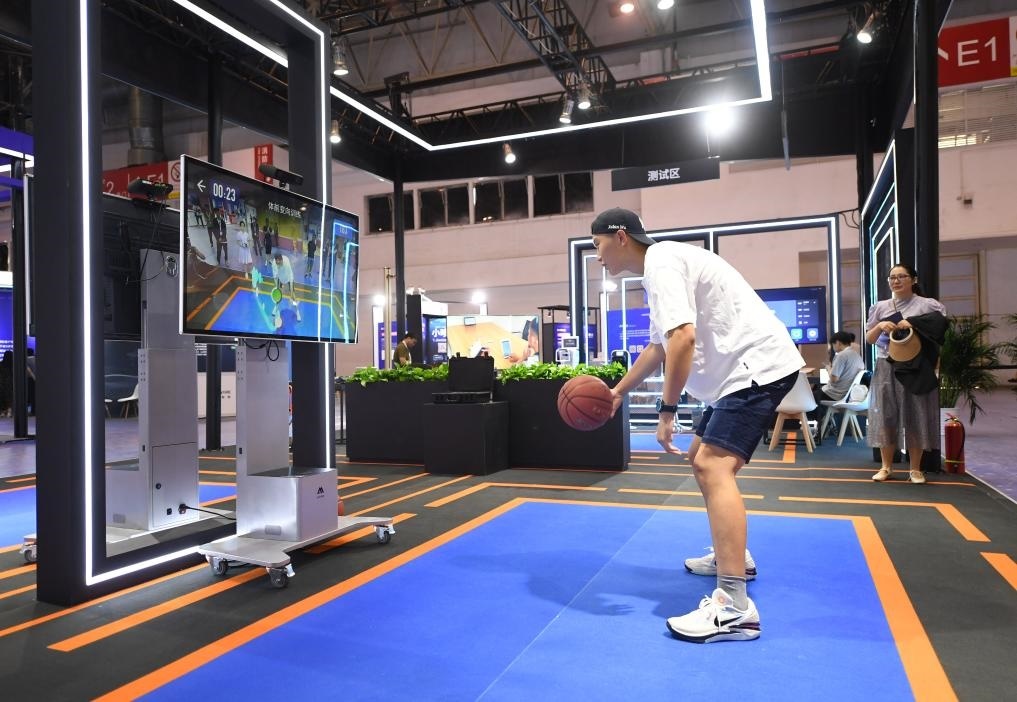 2023年8月25日，在HICOOL2023全球創(chuàng)業(yè)者峰會(huì)展覽展示區(qū)，觀眾體驗(yàn)AI智慧體育運(yùn)動(dòng)系統(tǒng)。當(dāng)日，HICOOL2023全球創(chuàng)業(yè)者峰會(huì)在位于北京市順義區(qū)的中國(guó)國(guó)際展覽中心（新館）開幕。新華社記者 任超 攝