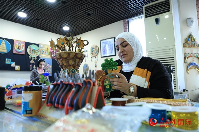 設(shè)計(jì)師娜達(dá)在制作巴比倫時(shí)期飾品。人民網(wǎng)伊納斯·易卜拉欣攝