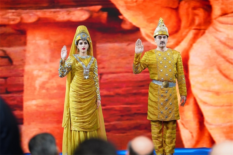 伊拉克時(shí)尚館舉辦的時(shí)裝展上，模特展示亞述時(shí)期服飾。伊拉克時(shí)尚館供圖