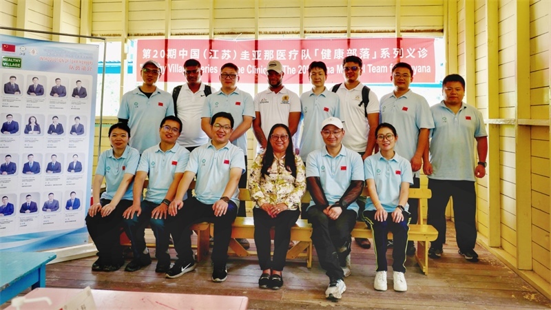 圭亞那印第安人事務(wù)部部長(zhǎng)蘇凱（前排右三）在啟動(dòng)儀式上和中國(guó)醫(yī)療隊(duì)隊(duì)員合影。第二十期中國(guó)援圭亞那醫(yī)療隊(duì)供圖