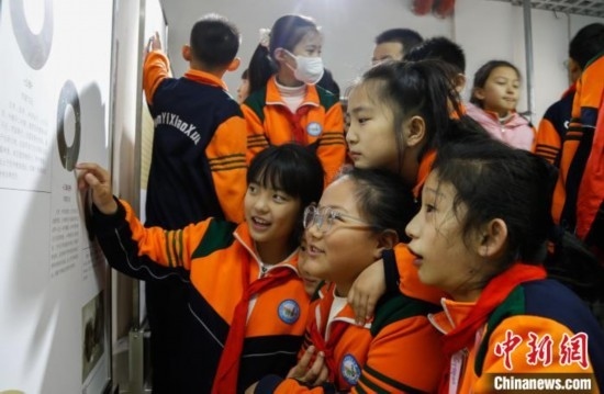 圖為學(xué)生參觀青海省博物館“1+3”主題流動(dòng)展覽，了解在青海喇家遺址出土的齊家文化 · 玉三璜聯(lián)璧。中新社記者 馬銘言 攝