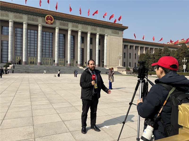 巴西勞動(dòng)者電視臺(tái)駐華記者毛路在采訪中國兩會(huì)（受訪者供圖）