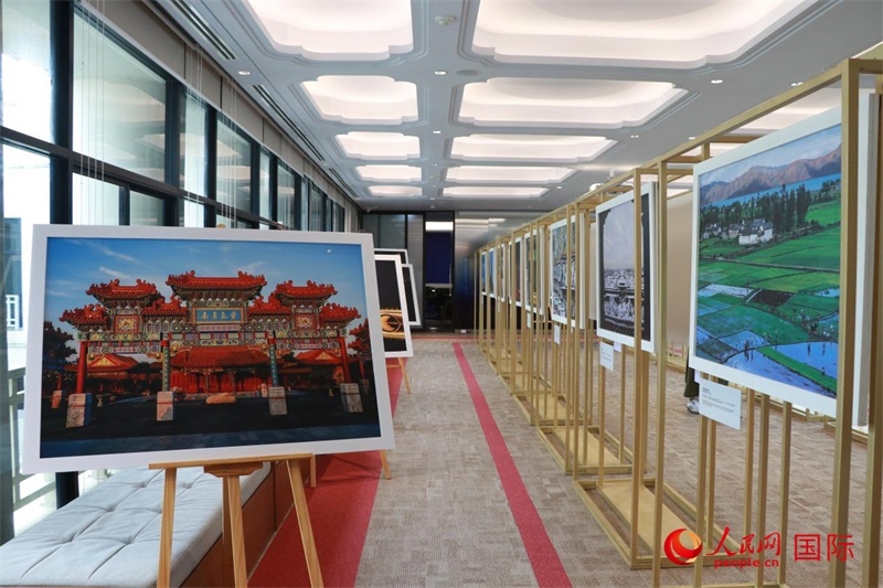 “遇見(jiàn)”攝影展現(xiàn)場(chǎng)。朱瀟逸攝