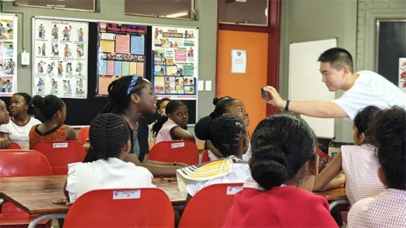 南非學(xué)生現(xiàn)場(chǎng)提問(wèn)。