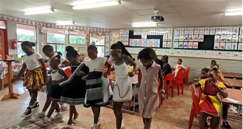 南非學(xué)生表演非洲歌舞，