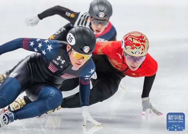 中國隊選手劉少昂(右)在比賽中。新華社記者 孫非 攝